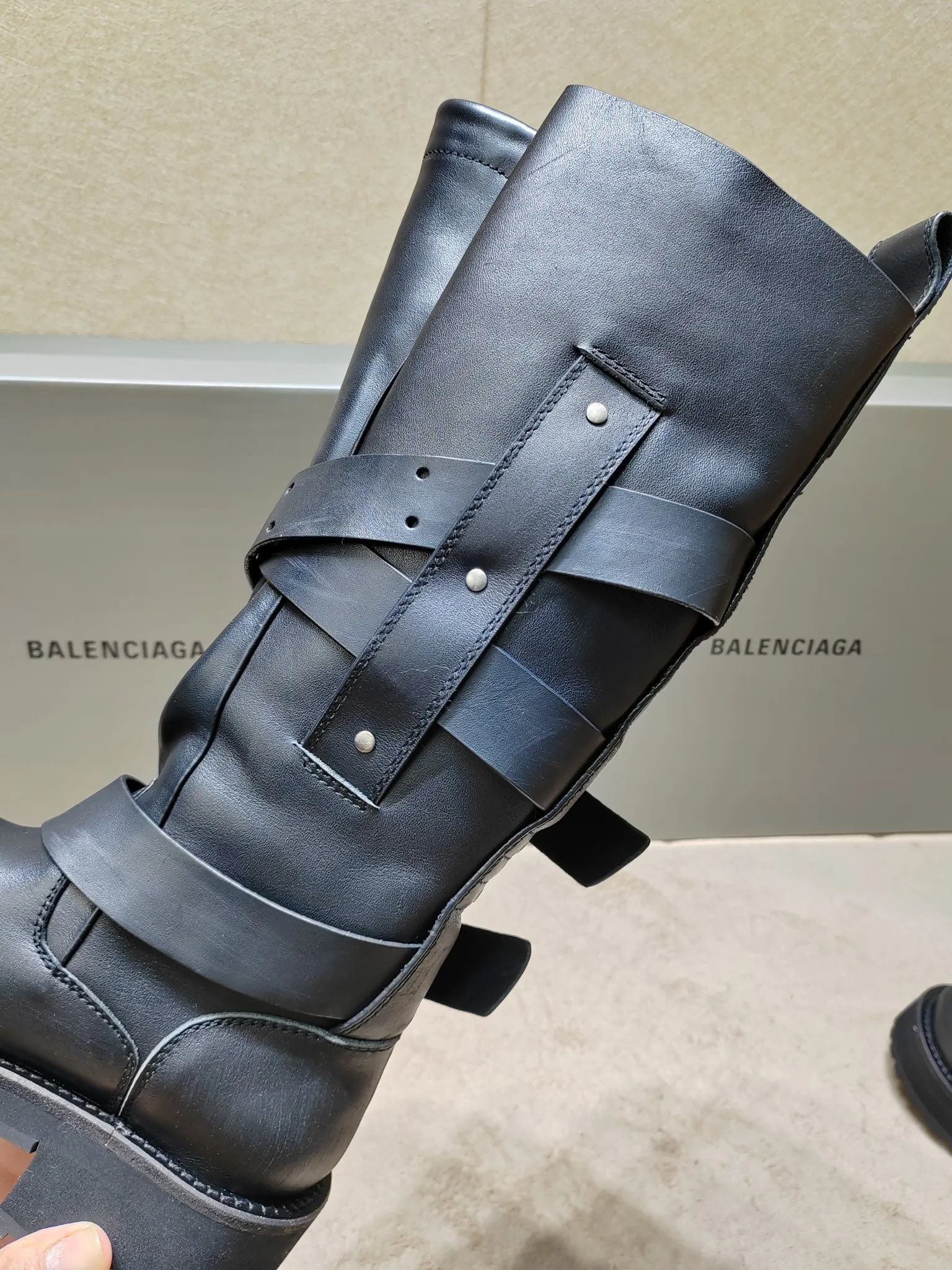 👟👟Ex-factory price 1120👟👟 Balenciaga 25FWVenom couple style high boots, mid-calf boots. Please look for the high version. This design is unique, with straps and belt elements as highlights. Not only can the boots be firmly attached to the foot, but the tightness can also be adjusted at will. In terms of details, the brand's iconic distressed hardware is used throughout. Cleverly creating a retro wear effect, highlighting individual attitude and matching with thick toothed rubber soles, it not only ensures wearing comfort, but also strengthens the overall sense of fashion and recognition. Venom high boots are undoubtedly a fashion item not to be missed this season. They will add unique charm to fashion lovers' outfits and lead a new round of fashion. Boot height is 270mm. The upper layer of cowhide is distressed. The lining is water-dyed cowhide. Outsole height is 5CM. Original open-molded leather welt combination outsole. Size: 35-40 (custom-made size 40 cannot be returned or exchanged)
